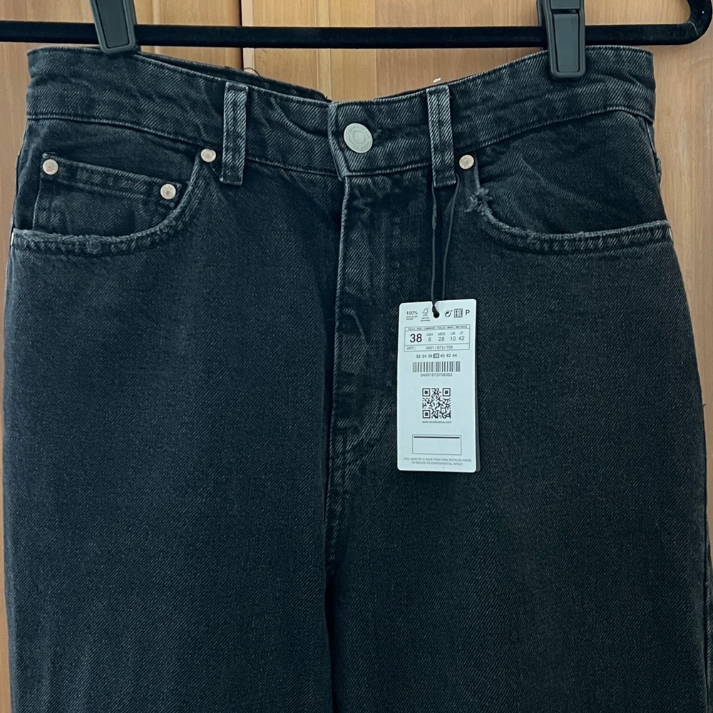 Stradivarius Straight Fit Jeans - Black Wash - NWT - Women’s Size 6